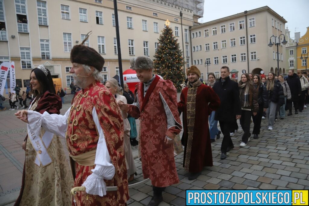 polonez, polonez Opole, prezydent Opola, polonez na opolskim rynku, maturzyści polonez, opolscy maturzyści odtańczyli poloneza, 