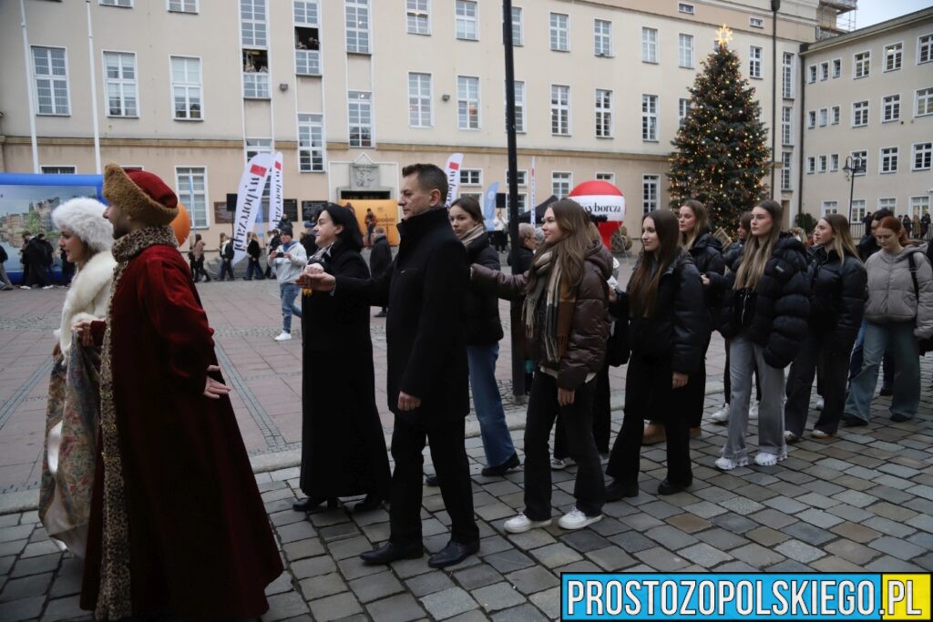 polonez, polonez Opole, prezydent Opola, polonez na opolskim rynku, maturzyści polonez, opolscy maturzyści odtańczyli poloneza, 