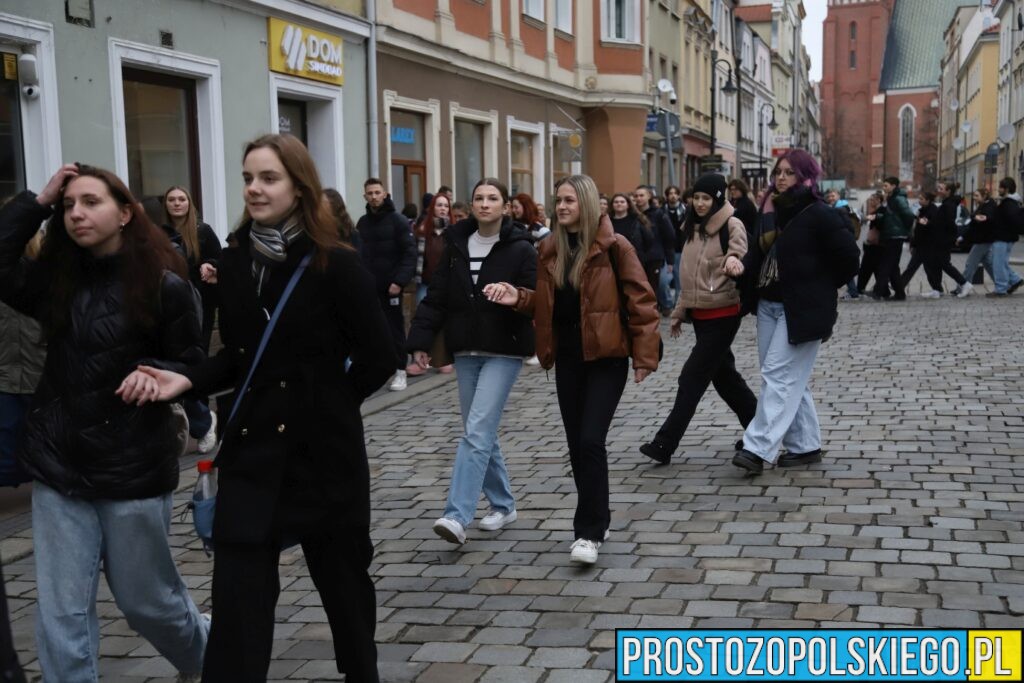 polonez, polonez Opole, prezydent Opola, polonez na opolskim rynku, maturzyści polonez, opolscy maturzyści odtańczyli poloneza, 