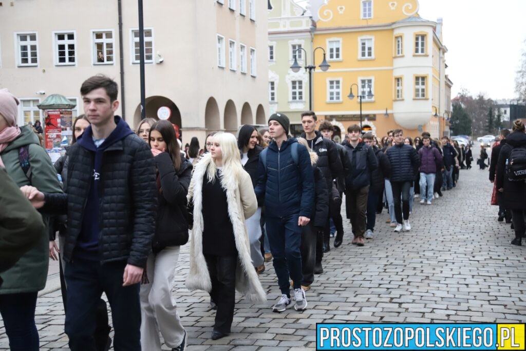 polonez, polonez Opole, prezydent Opola, polonez na opolskim rynku, maturzyści polonez, opolscy maturzyści odtańczyli poloneza, 