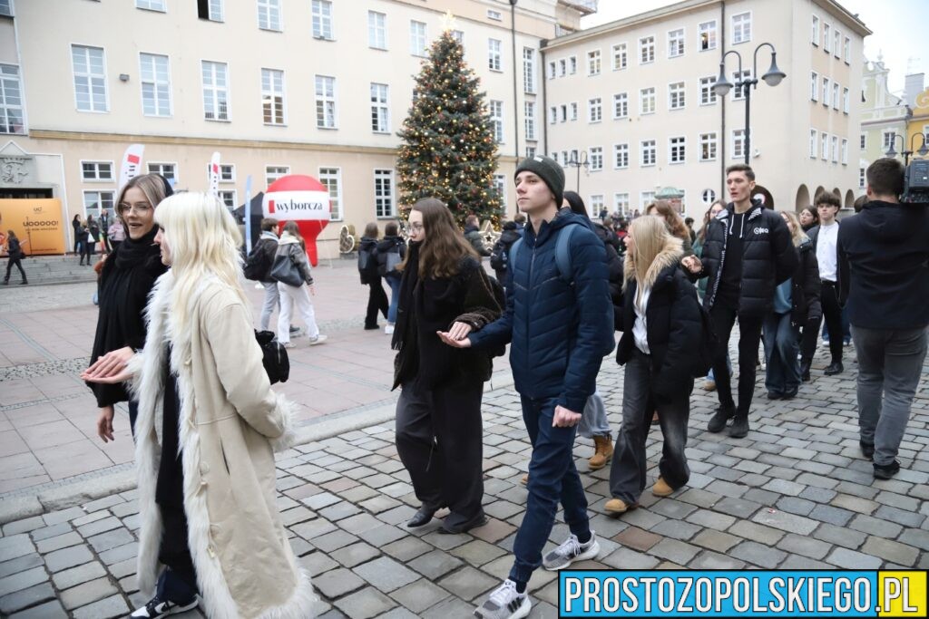 polonez, polonez Opole, prezydent Opola, polonez na opolskim rynku, maturzyści polonez, opolscy maturzyści odtańczyli poloneza, 