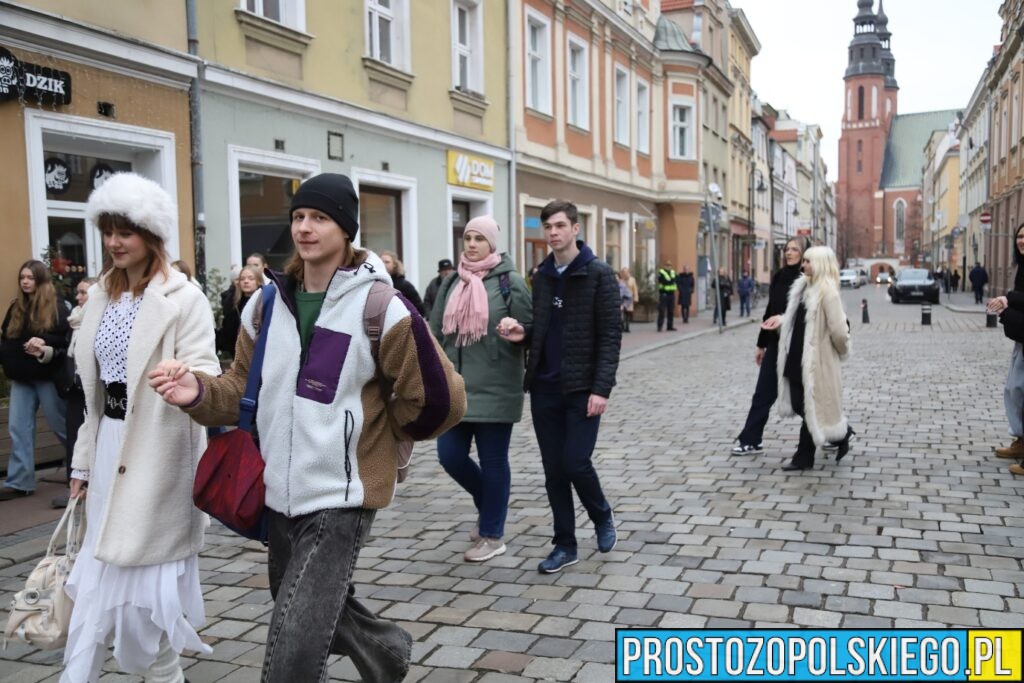 polonez, polonez Opole, prezydent Opola, polonez na opolskim rynku, maturzyści polonez, opolscy maturzyści odtańczyli poloneza, 