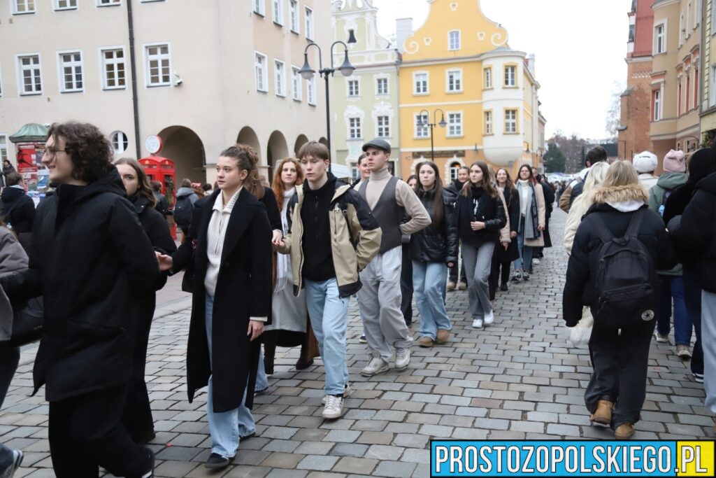 polonez, polonez Opole, prezydent Opola, polonez na opolskim rynku, maturzyści polonez, opolscy maturzyści odtańczyli poloneza, 