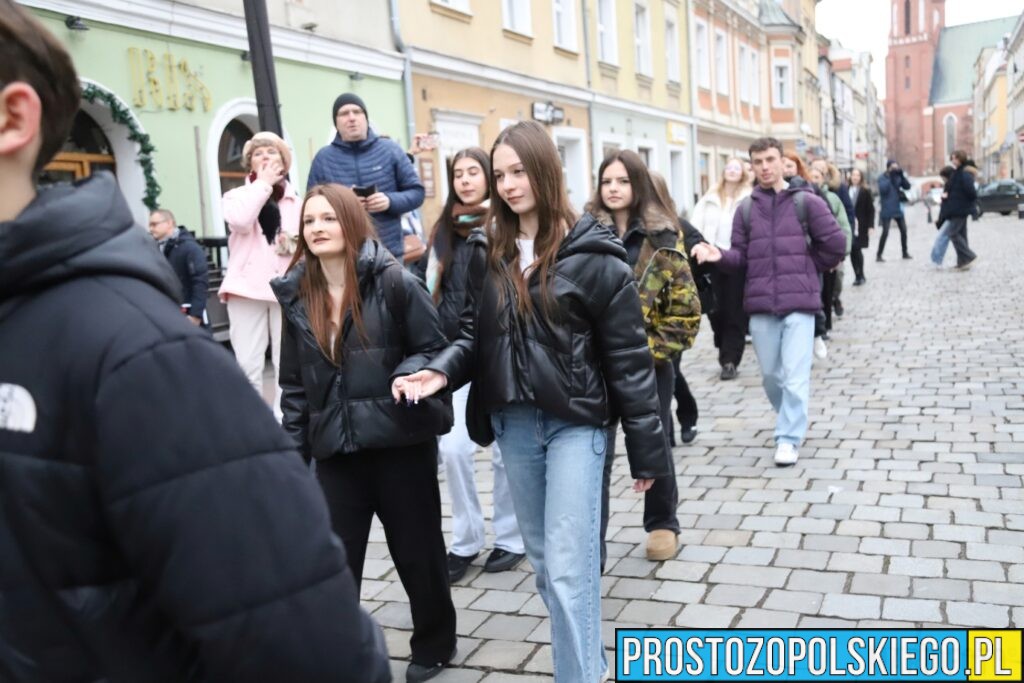 polonez, polonez Opole, prezydent Opola, polonez na opolskim rynku, maturzyści polonez, opolscy maturzyści odtańczyli poloneza, 