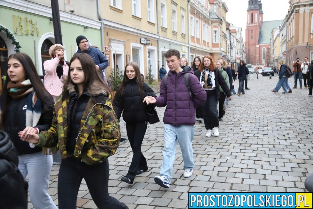 polonez, polonez Opole, prezydent Opola, polonez na opolskim rynku, maturzyści polonez, opolscy maturzyści odtańczyli poloneza, 