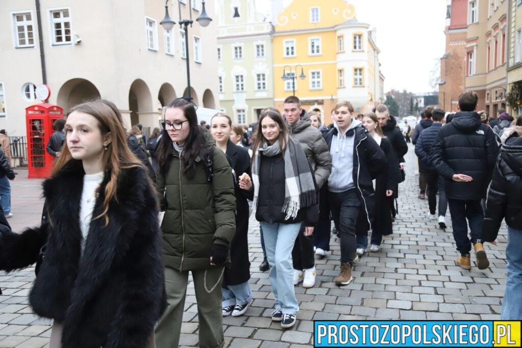 polonez, polonez Opole, prezydent Opola, polonez na opolskim rynku, maturzyści polonez, opolscy maturzyści odtańczyli poloneza, 