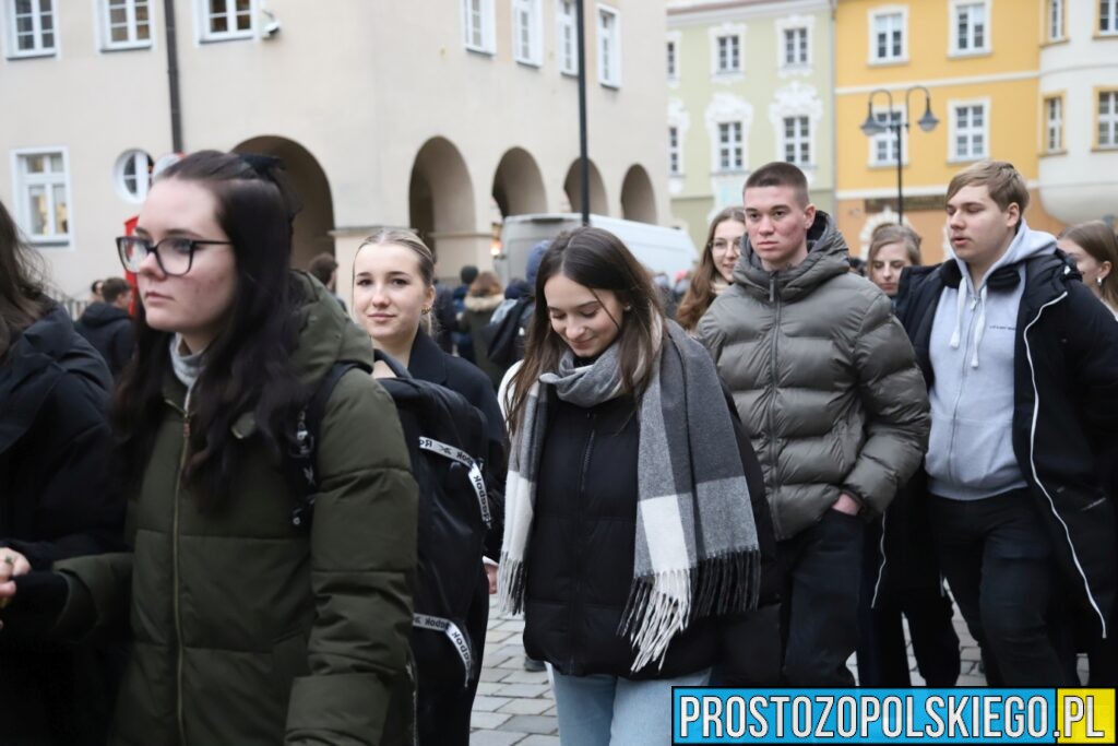 polonez, polonez Opole, prezydent Opola, polonez na opolskim rynku, maturzyści polonez, opolscy maturzyści odtańczyli poloneza, 