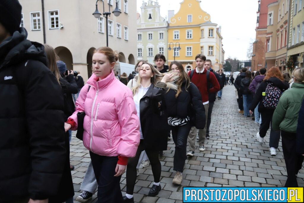 polonez, polonez Opole, prezydent Opola, polonez na opolskim rynku, maturzyści polonez, opolscy maturzyści odtańczyli poloneza, 