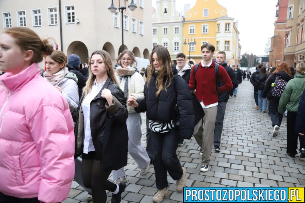 polonez, polonez Opole, prezydent Opola, polonez na opolskim rynku, maturzyści polonez, opolscy maturzyści odtańczyli poloneza, 