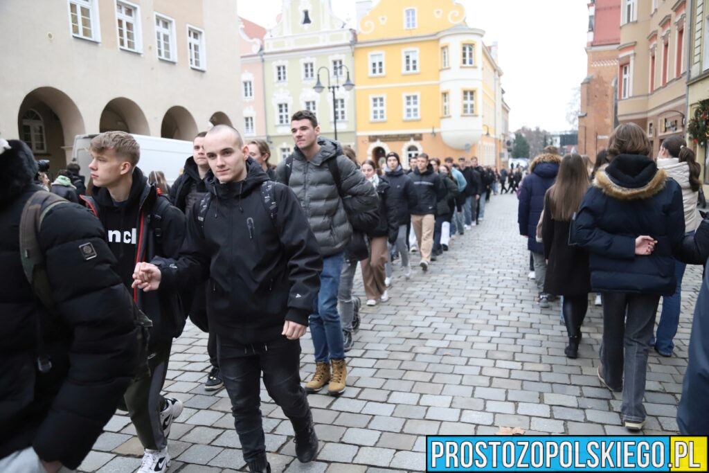 polonez, polonez Opole, prezydent Opola, polonez na opolskim rynku, maturzyści polonez, opolscy maturzyści odtańczyli poloneza, 