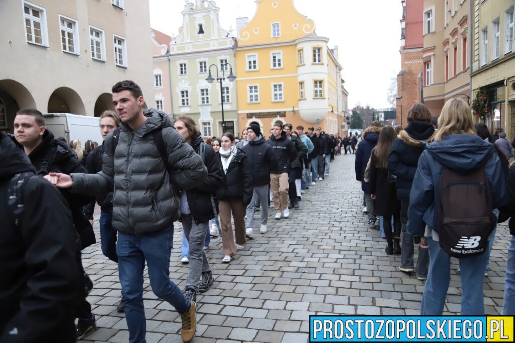 polonez, polonez Opole, prezydent Opola, polonez na opolskim rynku, maturzyści polonez, opolscy maturzyści odtańczyli poloneza, 