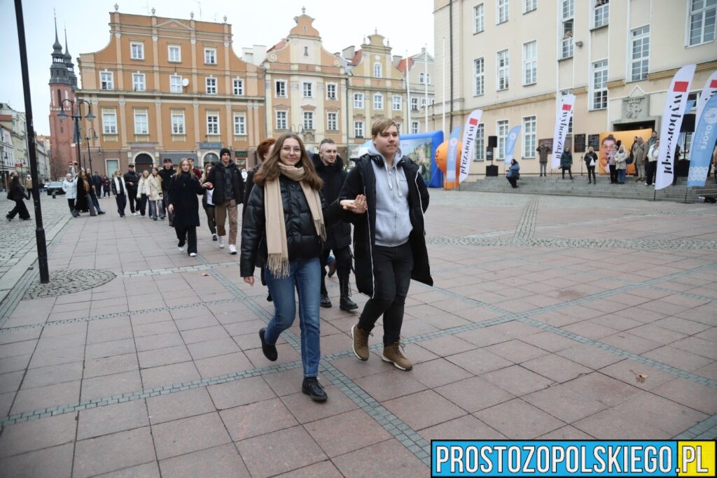 polonez, polonez Opole, prezydent Opola, polonez na opolskim rynku, maturzyści polonez, opolscy maturzyści odtańczyli poloneza, 