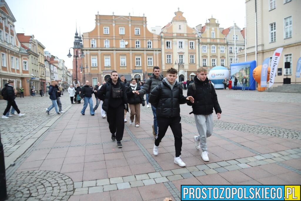 polonez, polonez Opole, prezydent Opola, polonez na opolskim rynku, maturzyści polonez, opolscy maturzyści odtańczyli poloneza, 