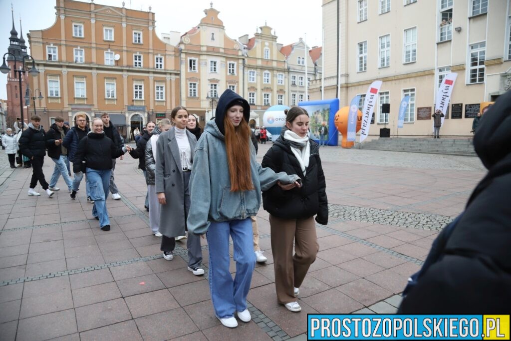 polonez, polonez Opole, prezydent Opola, polonez na opolskim rynku, maturzyści polonez, opolscy maturzyści odtańczyli poloneza,  class=