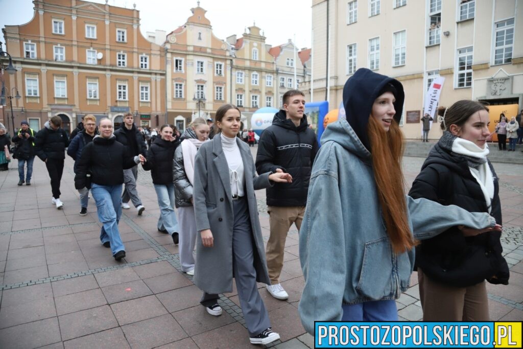 polonez, polonez Opole, prezydent Opola, polonez na opolskim rynku, maturzyści polonez, opolscy maturzyści odtańczyli poloneza, 