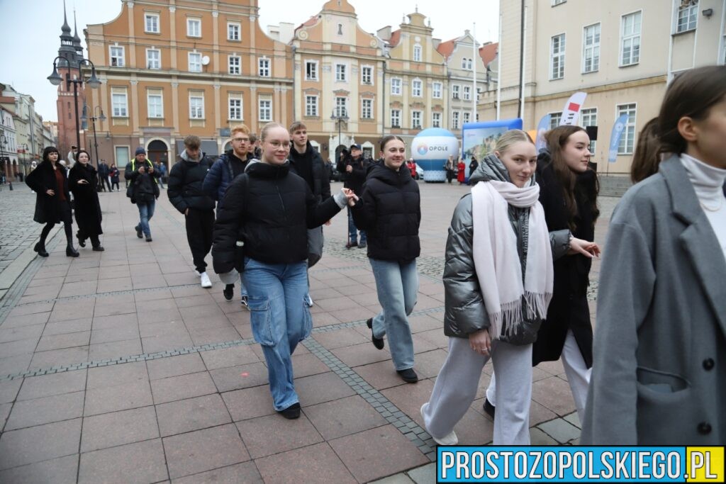 polonez, polonez Opole, prezydent Opola, polonez na opolskim rynku, maturzyści polonez, opolscy maturzyści odtańczyli poloneza, 