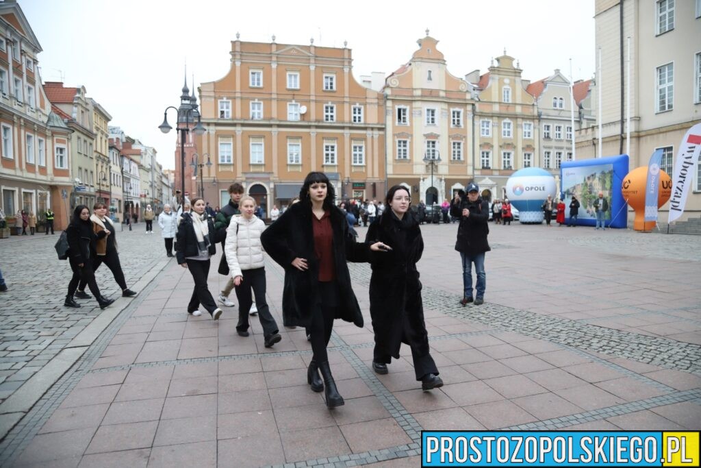 polonez, polonez Opole, prezydent Opola, polonez na opolskim rynku, maturzyści polonez, opolscy maturzyści odtańczyli poloneza, 