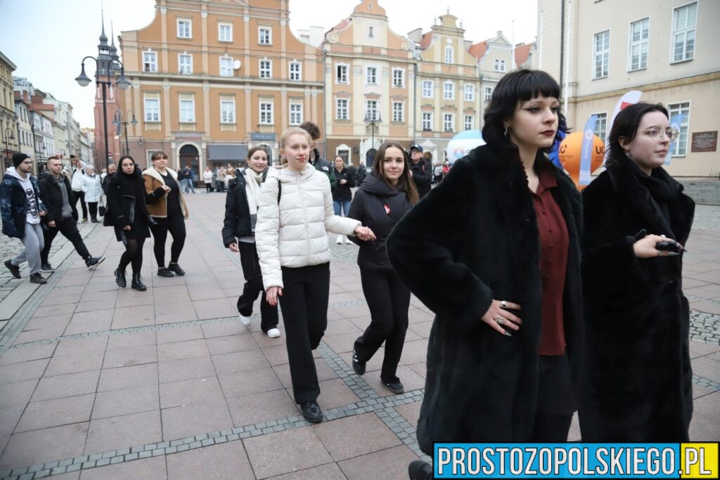 polonez, polonez Opole, prezydent Opola, polonez na opolskim rynku, maturzyści polonez, opolscy maturzyści odtańczyli poloneza, 