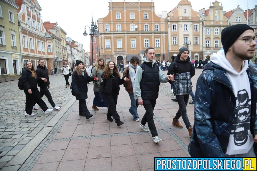 polonez, polonez Opole, prezydent Opola, polonez na opolskim rynku, maturzyści polonez, opolscy maturzyści odtańczyli poloneza, 