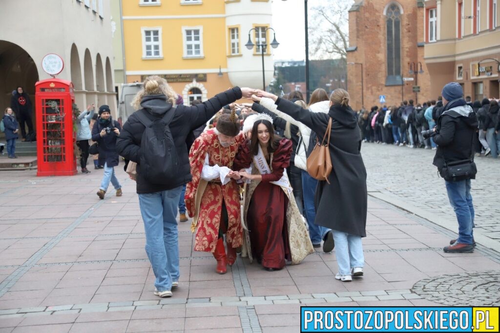 polonez, polonez Opole, prezydent Opola, polonez na opolskim rynku, maturzyści polonez, opolscy maturzyści odtańczyli poloneza, 