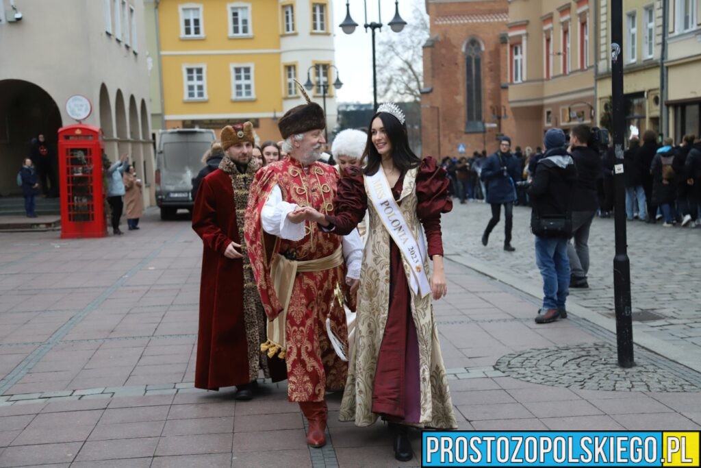 polonez, polonez Opole, prezydent Opola, polonez na opolskim rynku, maturzyści polonez, opolscy maturzyści odtańczyli poloneza, 