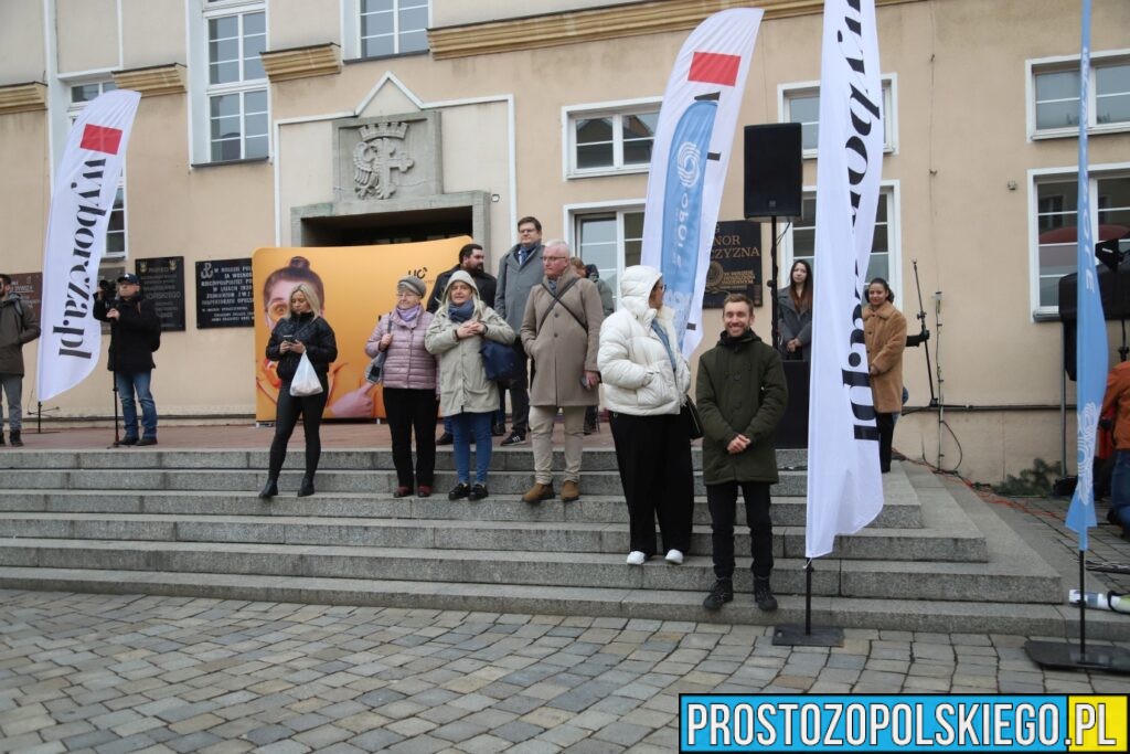 polonez, polonez Opole, prezydent Opola, polonez na opolskim rynku, maturzyści polonez, opolscy maturzyści odtańczyli poloneza, 