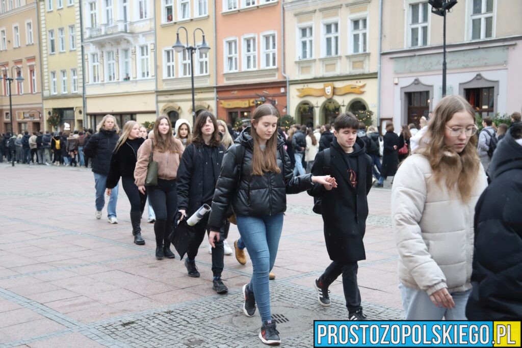 polonez, polonez Opole, prezydent Opola, polonez na opolskim rynku, maturzyści polonez, opolscy maturzyści odtańczyli poloneza, 