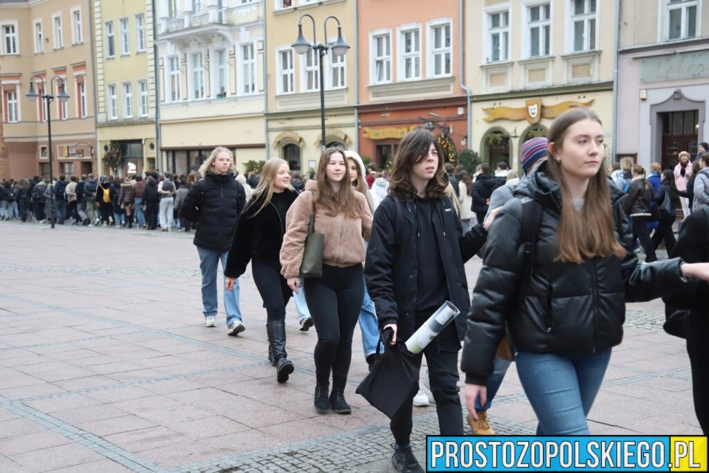 polonez, polonez Opole, prezydent Opola, polonez na opolskim rynku, maturzyści polonez, opolscy maturzyści odtańczyli poloneza, 