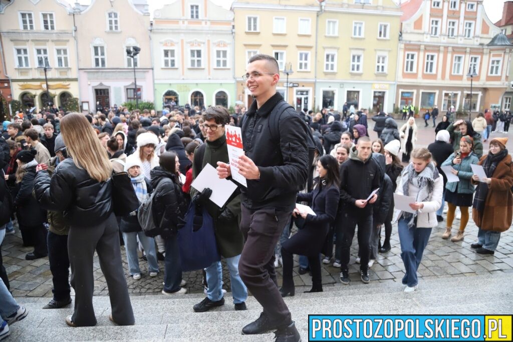 polonez, polonez Opole, prezydent Opola, polonez na opolskim rynku, maturzyści polonez, opolscy maturzyści odtańczyli poloneza, 