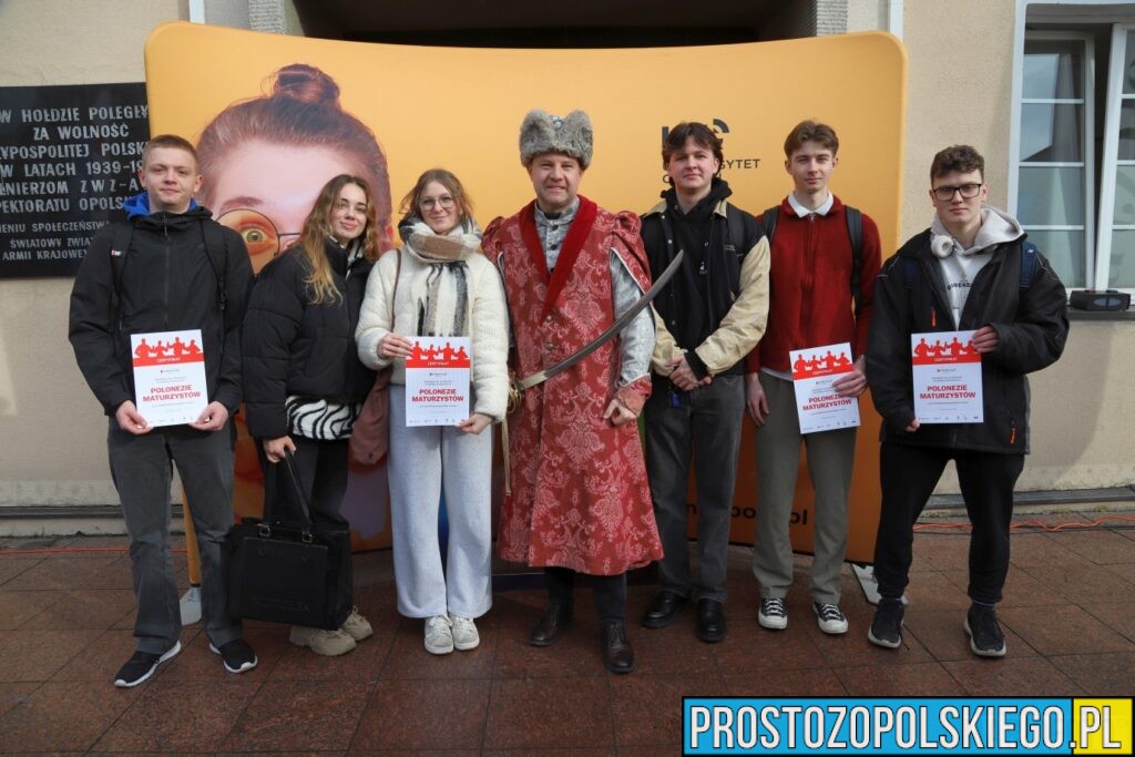 polonez, polonez Opole, prezydent Opola, polonez na opolskim rynku, maturzyści polonez, opolscy maturzyści odtańczyli poloneza, 