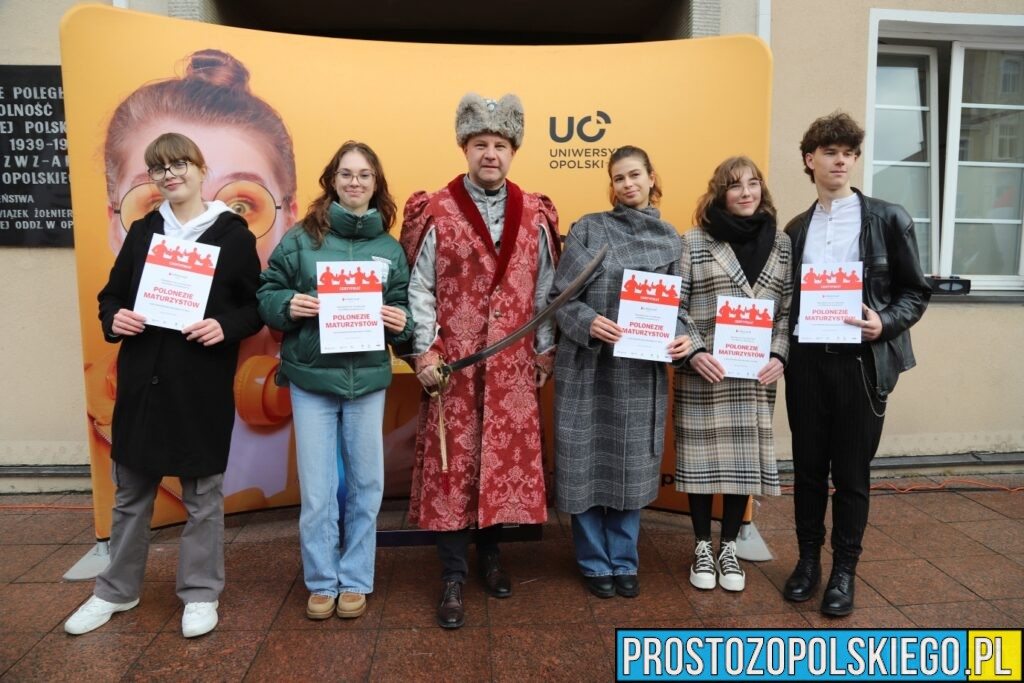 polonez, polonez Opole, prezydent Opola, polonez na opolskim rynku, maturzyści polonez, opolscy maturzyści odtańczyli poloneza, 