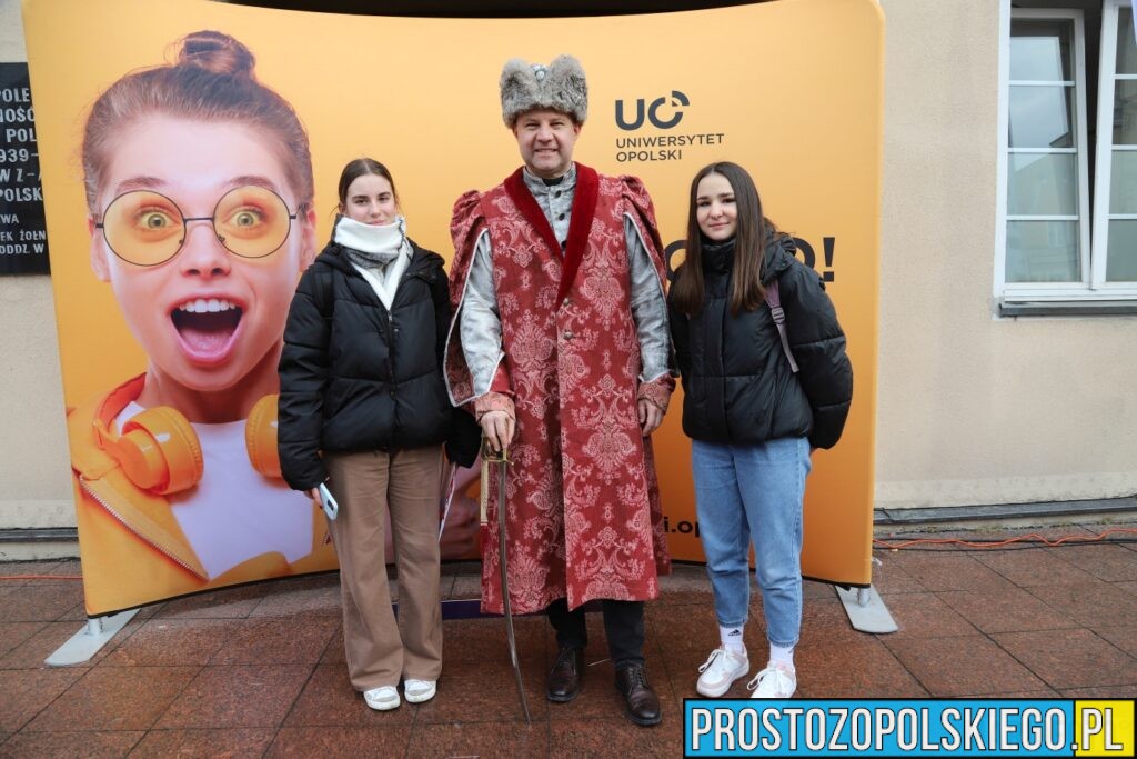 polonez, polonez Opole, prezydent Opola, polonez na opolskim rynku, maturzyści polonez, opolscy maturzyści odtańczyli poloneza, 