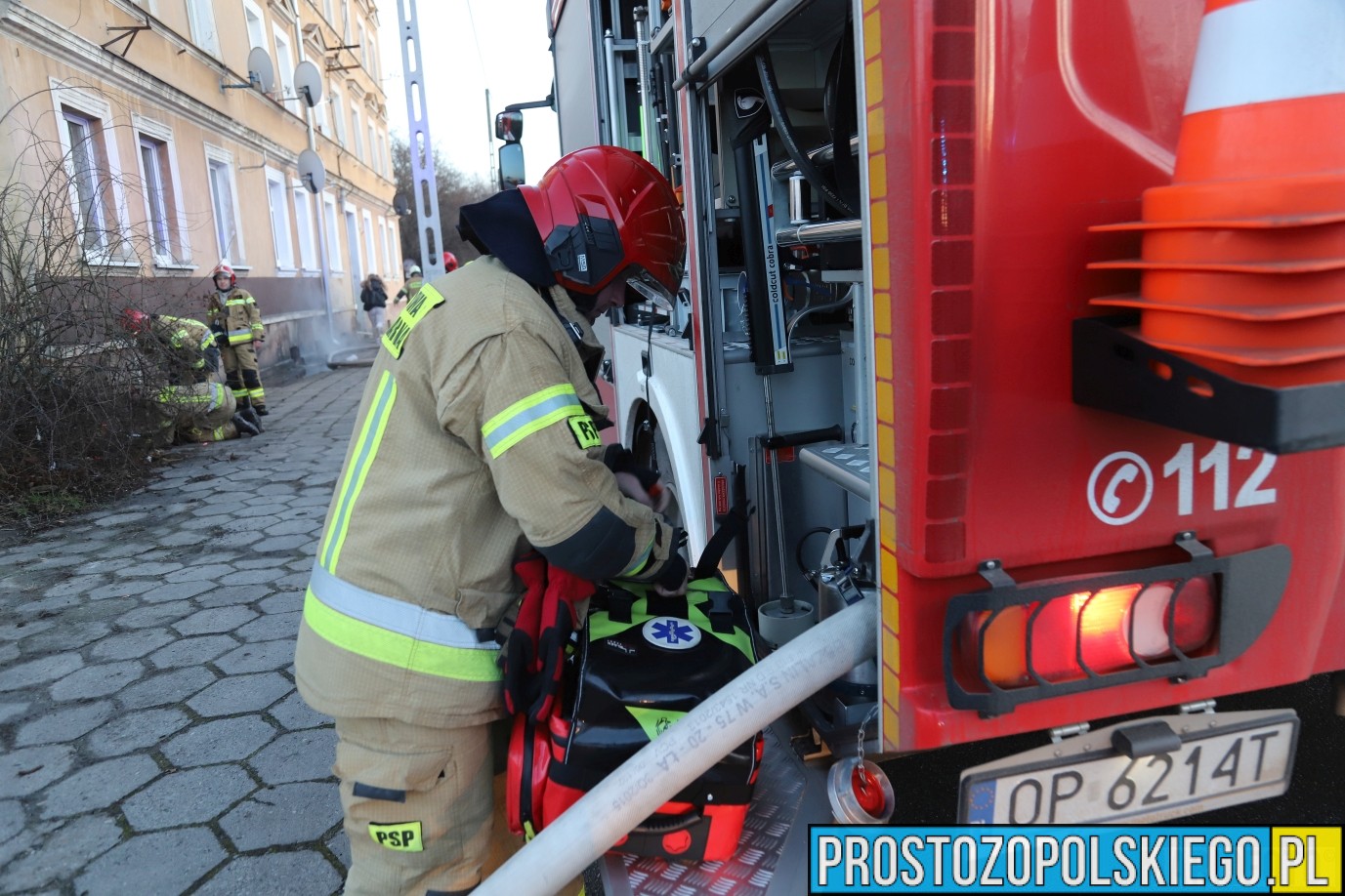 pożar w Opolu, straż gasiła pożar mieszkania,