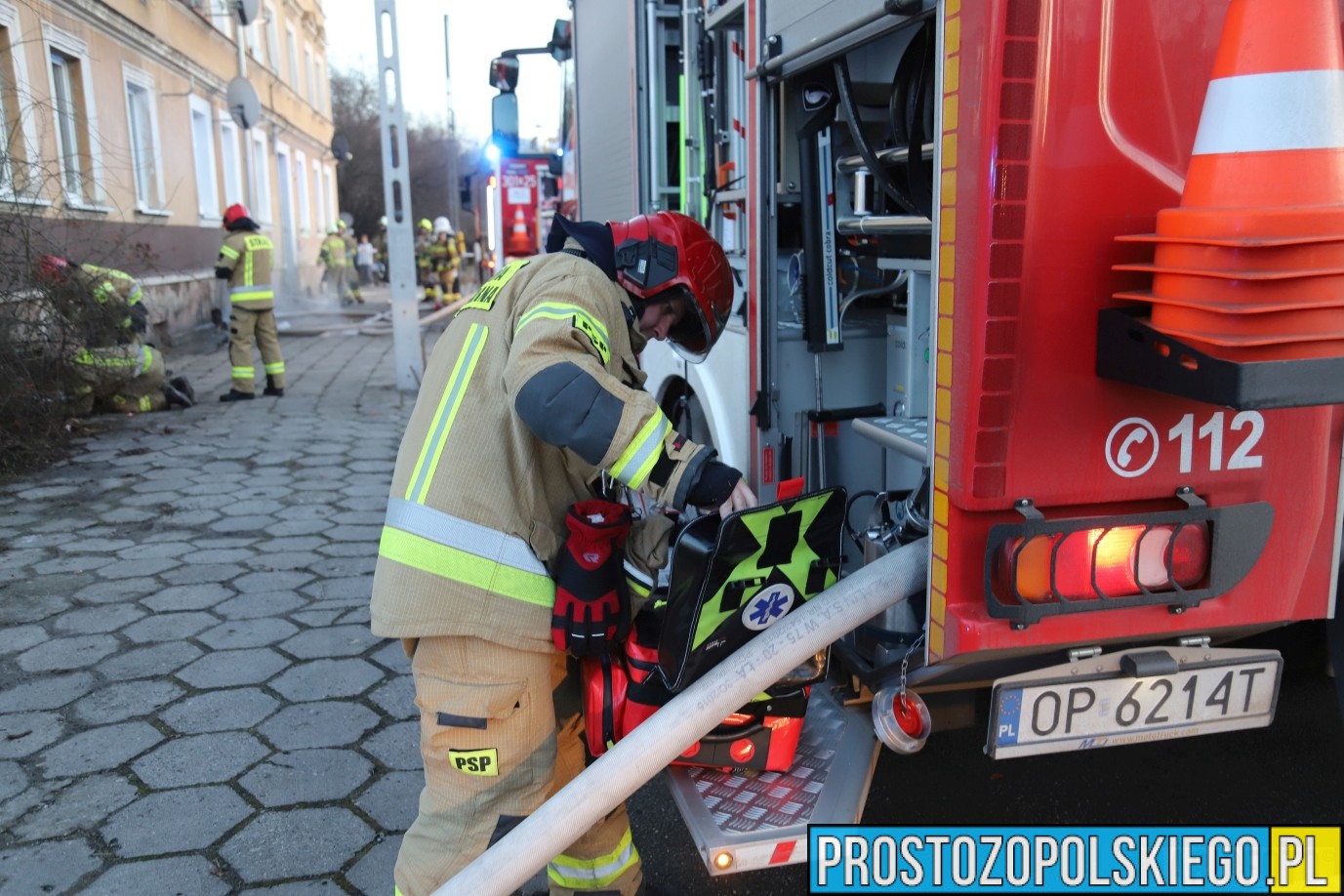 pożar w Opolu, straż gasiła pożar mieszkania,