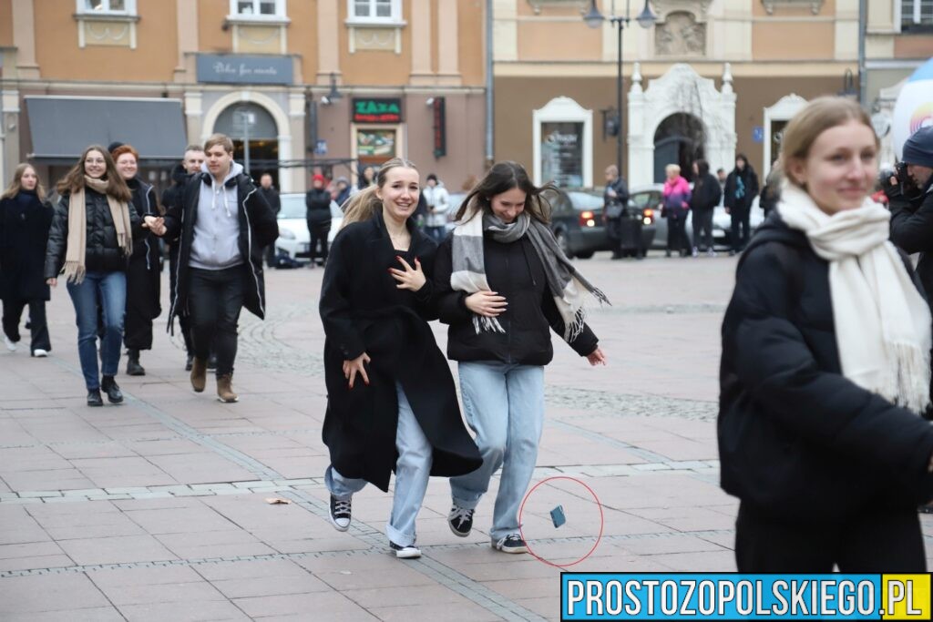 polonez, polonez Opole, prezydent Opola, polonez na opolskim rynku, maturzyści polonez, opolscy maturzyści odtańczyli poloneza, 