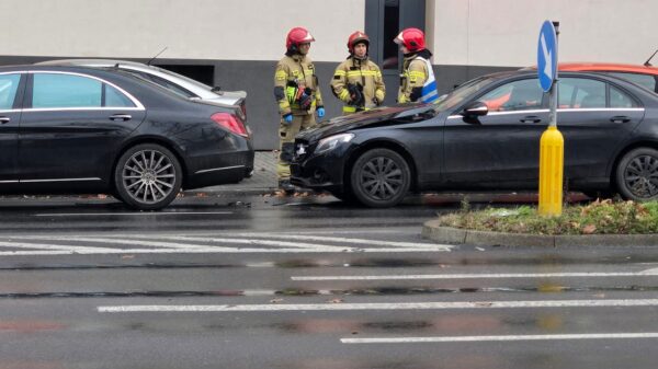 Zderzenie dwóch czarnych mercedesów na ul.Ozimskiej w Opolu.(Zdjęcia&Wideo)