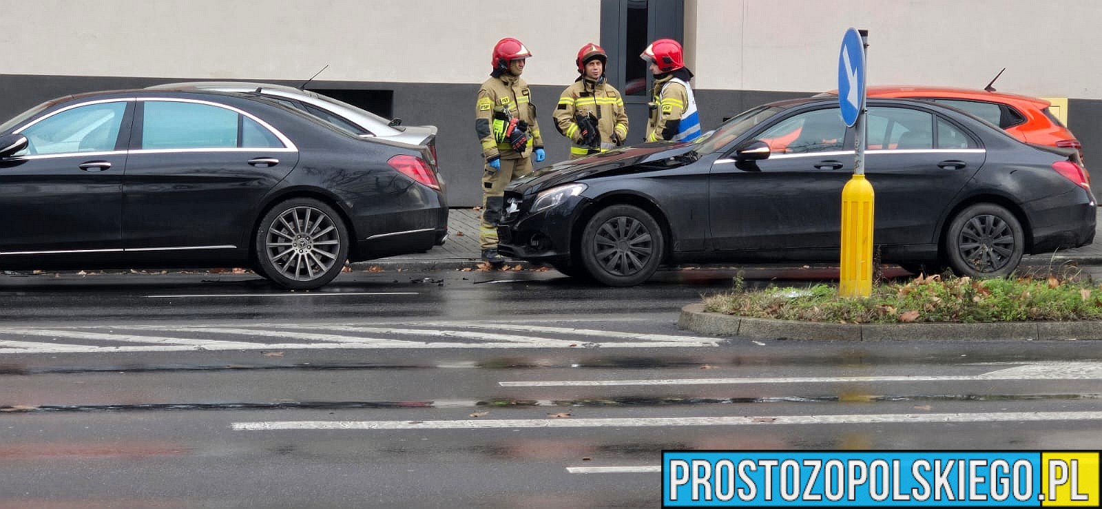 Zderzenie dwóch czarnych mercedesów na ul.Ozimskiej w Opolu.(Zdjęcia&Wideo)