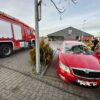 Duże brawa dla pracownika sklepu, który z gaśnicą ruszył na parking i ugasił palący się samochód