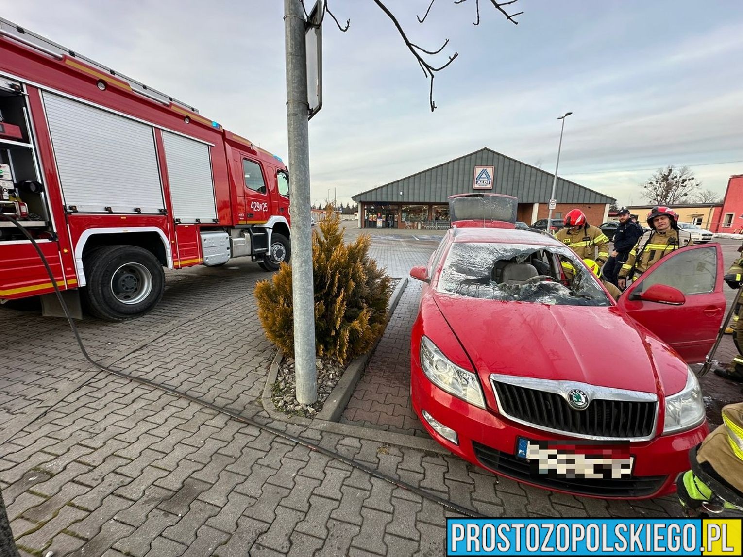 Duże brawa dla pracownika sklepu, który z gaśnicą ruszył na parking i ugasił palący się samochód