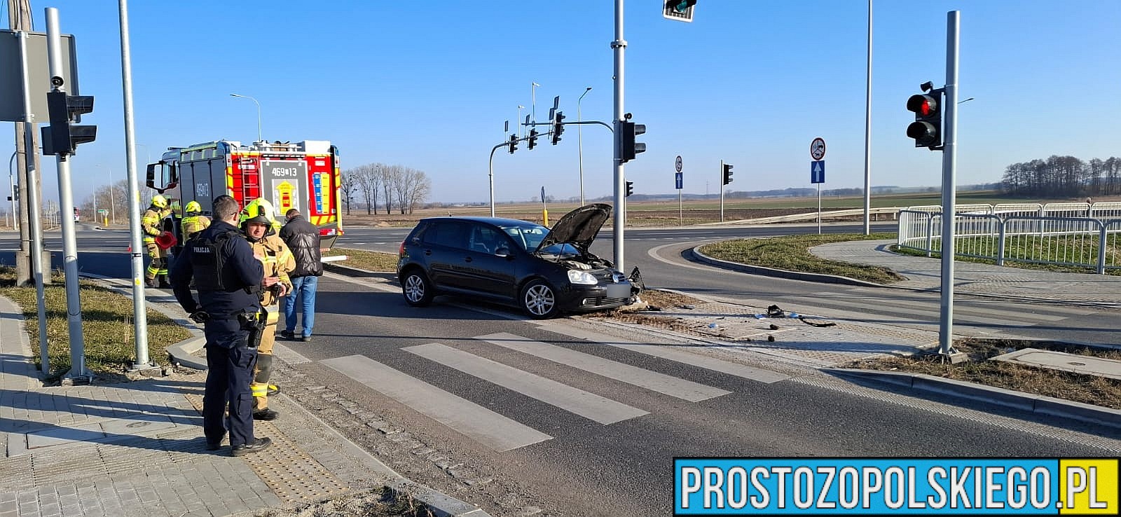 Policyjny pościg zakończył się na DK46 w Pakosławicach. Kierujący autem wjechał w sygnalizator świetlny i w kajdankach trafił do radiowozu