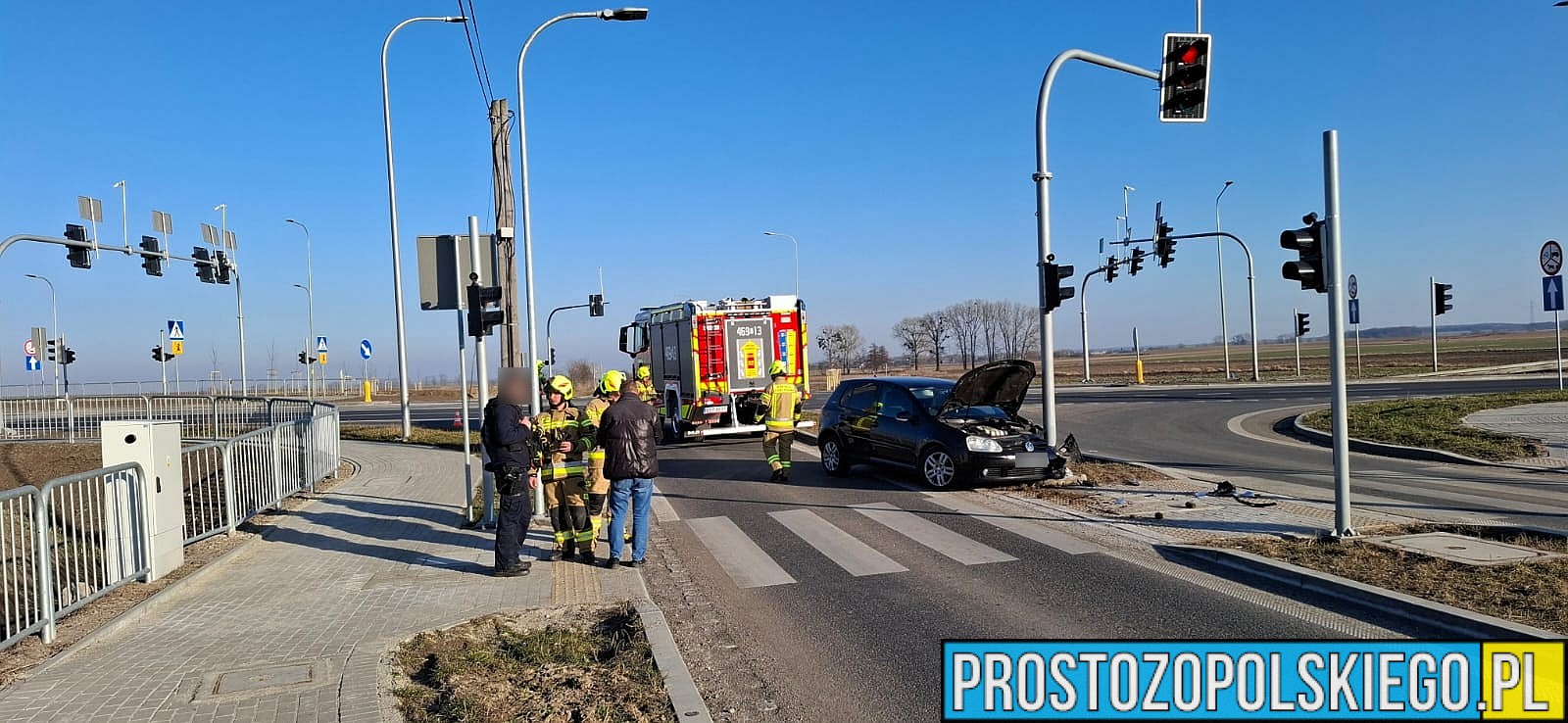 Policyjny pościg zakończył się na DK46 w Pakosławicach. Kierujący autem wjechał w sygnalizator świetlny i w kajdankach trafił do radiowozu