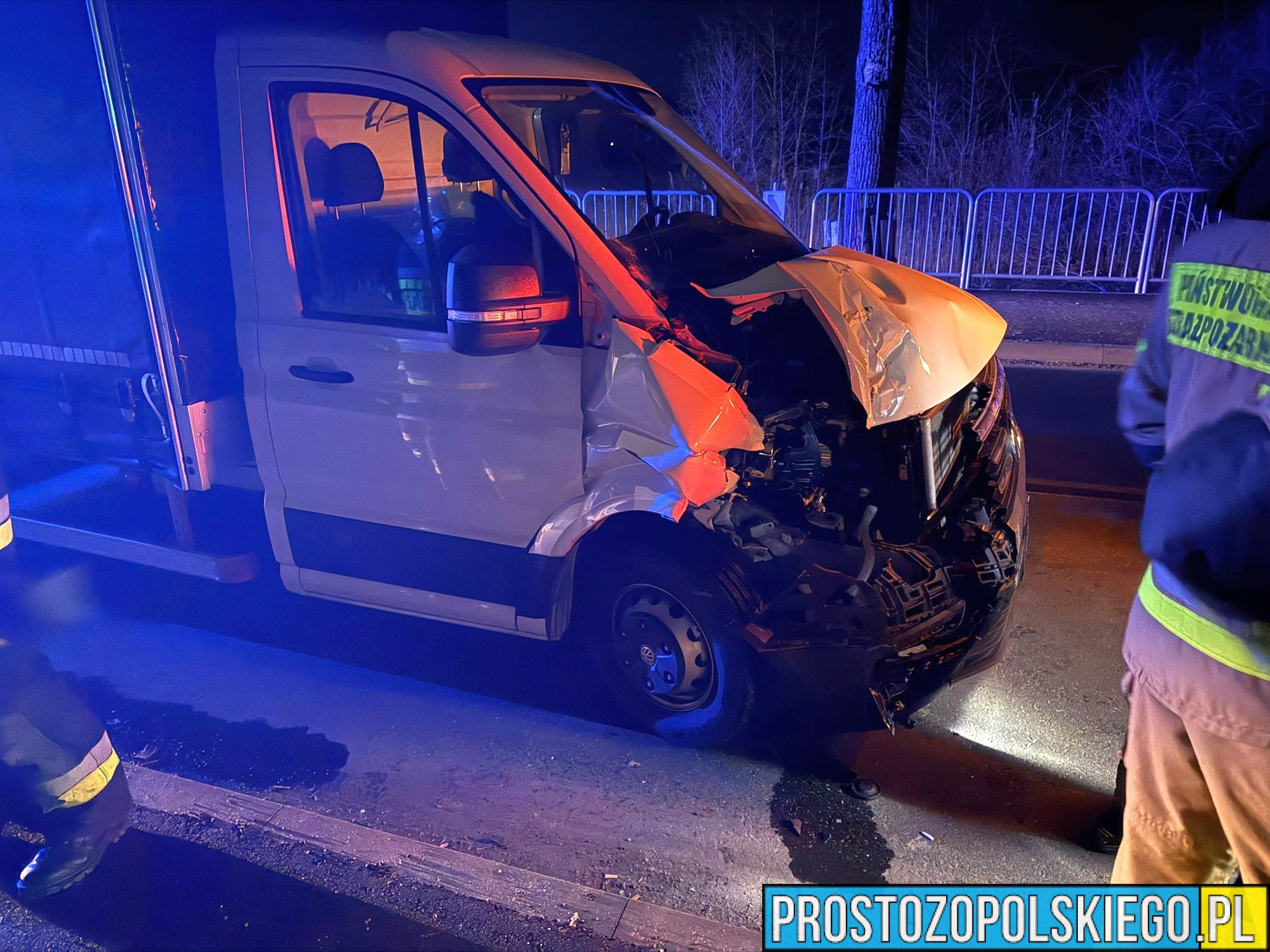 Kierujący dostawczakiem wjechał w autobus na DK45 w Jełowej