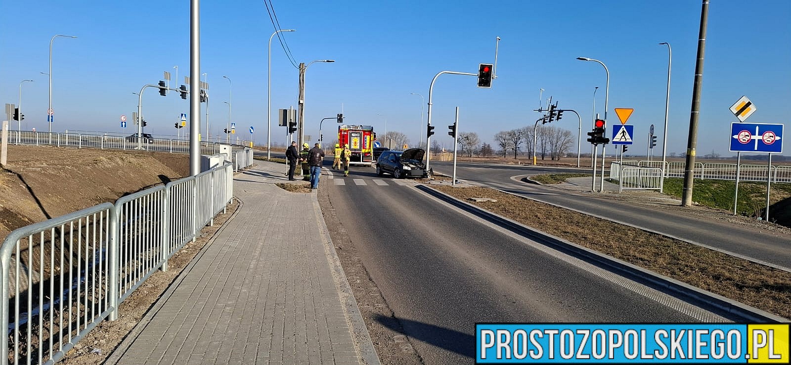 Policyjny pościg zakończył się na DK46 w Pakosławicach. Kierujący autem wjechał w sygnalizator świetlny i w kajdankach trafił do radiowozu