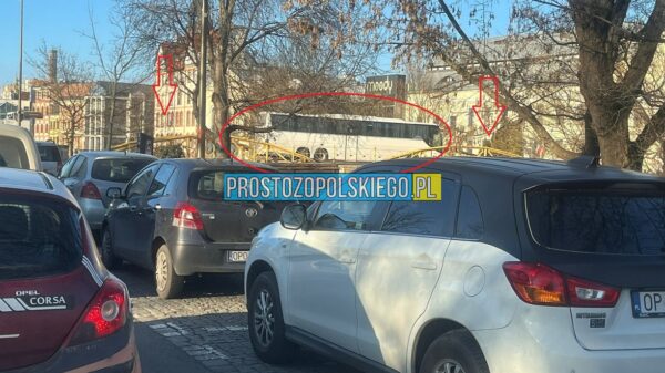 Autokar jechał Żółtym Mostkiem w Opolu. (Zdjęcia)