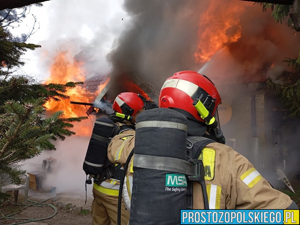 Pożar budynku w miejscowości Kościerzyce w powiecie brzeskim. Jedna osoba została zabrana do szpitala