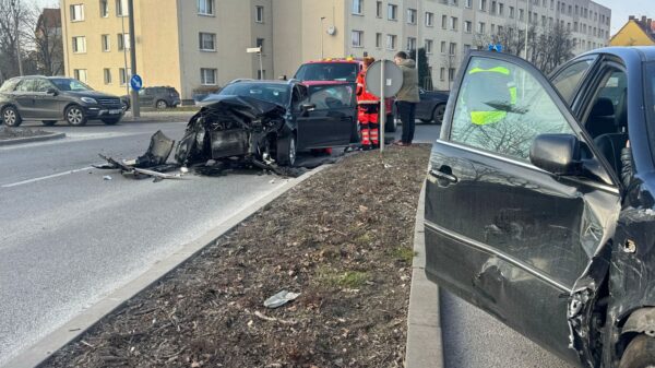 Wypadek na ul. Armii Krajowej w Opolu. Autem jechała kobieta z dzieckiem