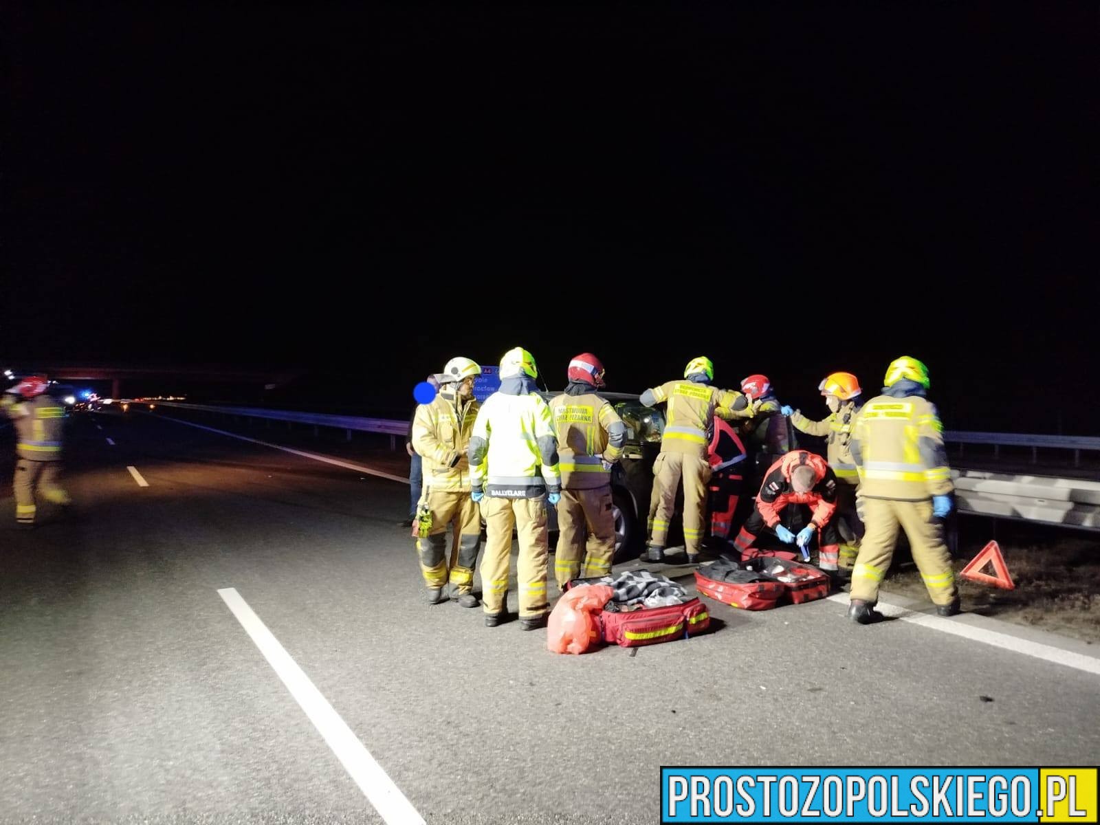 Autostrada A4 : zderzenie trzech samochodów osobowych i ciężarówki. Dwie osoby poszkodowane zabrane do szpitala