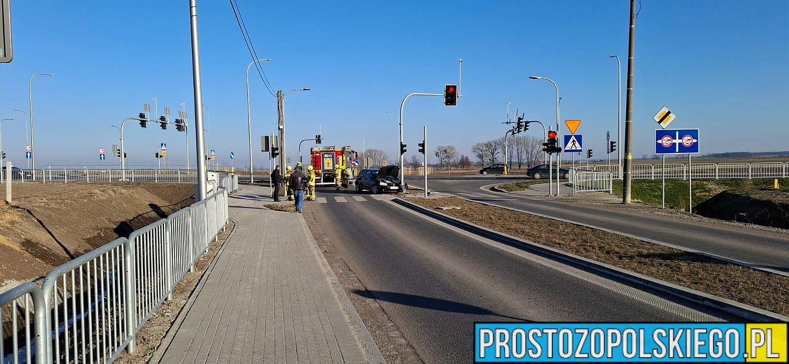 Policyjny pościg zakończył się na DK46 w Pakosławicach. Kierujący autem wjechał w sygnalizator świetlny i w kajdankach trafił do radiowozu