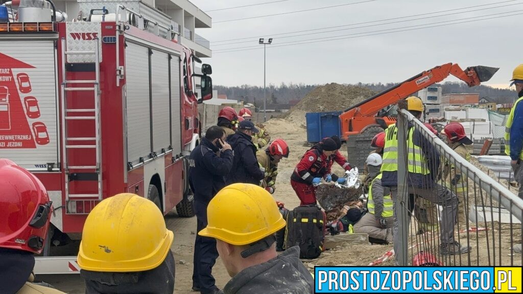 wypadek na budowie, wypadek budowlany, mężczyzna wypadł z balkonu, mężczyna nadział sie na pręt zbrojeniowy, mężczyna wbił sie na pręt zbrojeniowy, poważny wypadek na budowie, spadł z balkonu na pręt zbrojeniowy, 