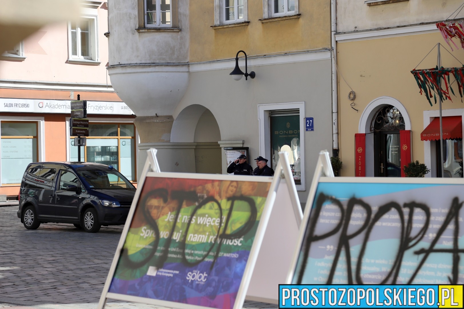 grzegorz braun w opolu, braun w opolu, prostozopolskiego, prosto z opolskiego, braun w Opolu, opole braun, zniszczył wystawę, braun zniszczył lgbt, grzedorz braun w opolu lgbt, 